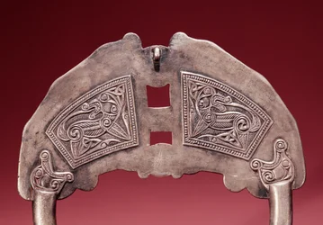 Detail der Unterseite der Killamery-Brosche, Killamery, County Kilkenny, Wikingerzeit Silber mit Gold, Glas & Bernstein (Detail)